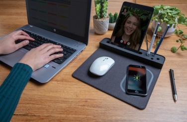 Logotrade Logogeschenke das Foto: Air Mousepad mit 5W Wireless Charger und USB