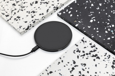 Logotrade Geschäftsgeschenke das Foto: 10W Wireless Charger aus RCS Standard recyceltem Kunststoff