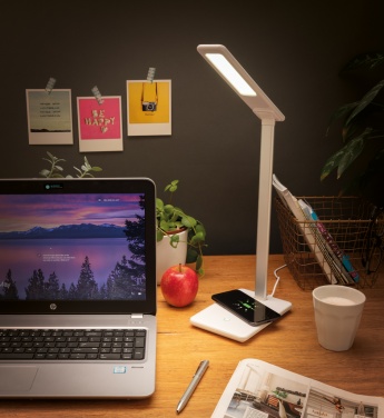 Logotrade Logogeschenke das Foto: 5W Wireless Charging Schreibtischlampe