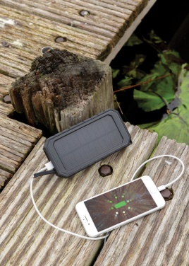 Logotrade werbemittel das Foto: 10.000 mAh Solar-Powerbank mit 10W Wireless aus RCS Plastik