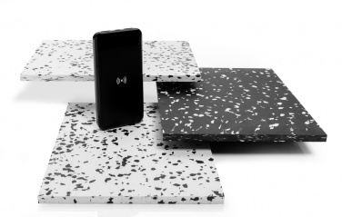 Logotrade Werbeartikel das Foto: Wireless Powerbank aus RCS Standard recyceltem Kunststoff