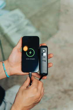 Logotrade Geschäftsgeschenke das Foto: Urban Vitamin Eureka RCS recyceltes 65W-Hybrid-Ladegerät