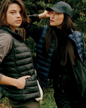 Logotrade ärikingituse foto: Iqoniq Meru naiste taaskasutatud polüestrist vest