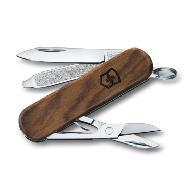 Logotrade ärikingituse foto: VICTORINOX taskunuga Classic SD puidust 5 funktsiooniga