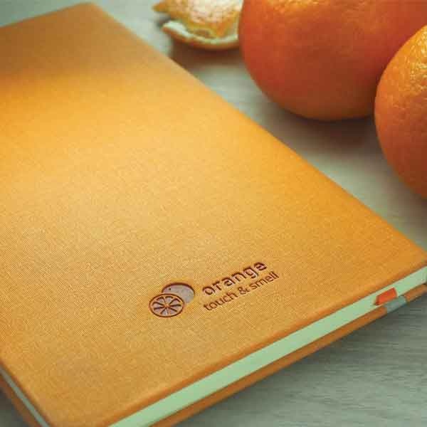 Logo trade liikelahja kuva: Appelsiinin tuoksuinen A5 muistikirja, oranssi