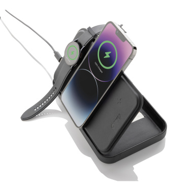 Logotrade mainoslahjat kuva: Swiss Peak RCS -matkalaukku, jossa on 3 in 1 -laturi