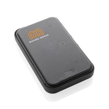 Logotrade liikelahjat mainoslahjat tuotekuva: Swiss Peak RCS -matkalaukku, jossa on 3 in 1 -laturi