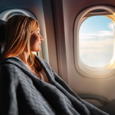 Logotrade mainostuote tuotekuva: Peitto ja tyyny 2 in 1 AMIATA Schwarzwolf