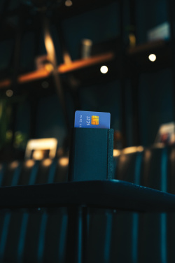 Логотрейд бизнес-подарки картинка: Seekcard RCS rpolyester кошелек для карт с возможностью определения местонахождения по всему миру