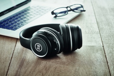 Logotrade profilreklam bild: ANC headphone and pouch